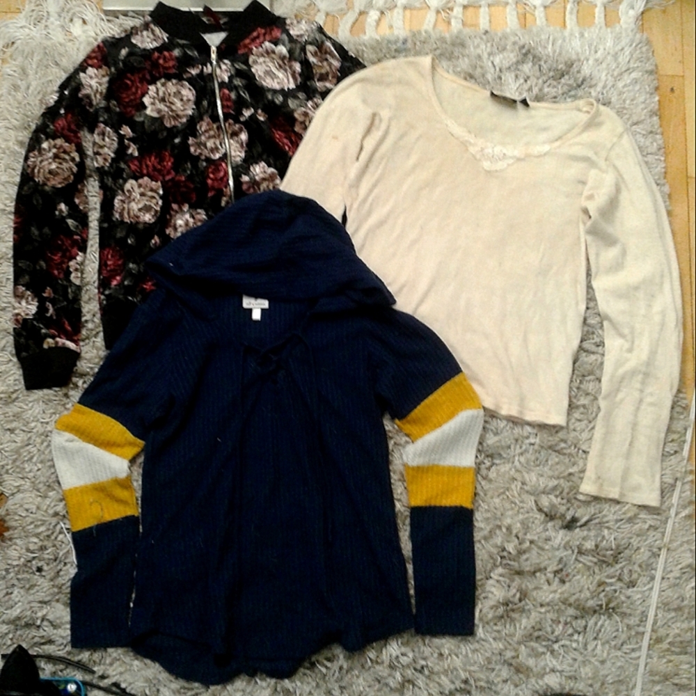 3 Long sleaves shirts and 2 long sleave plaid tops for girls